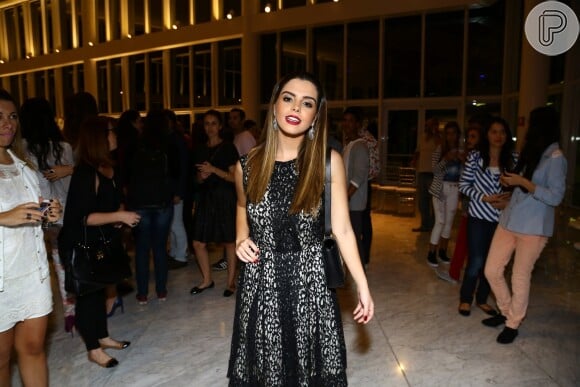 Para comarecer ao evento Fashion's Night Out, no Rio, Giovanna Lancellotti escolheu um vestido elegante preto e branco. Aprovado?!
