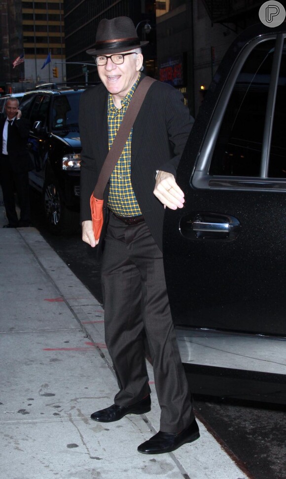 Steve Martin é flagrado ao chegar para visitar os estúdios do 'Late Show with David Letterman', em Nova York
