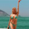 Leticia Spiller gravou de biquíni em praia do Rio e mostrou curvas