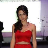 Nanda Costa brilha em evento com look vermelho e barriga de fora no Rio