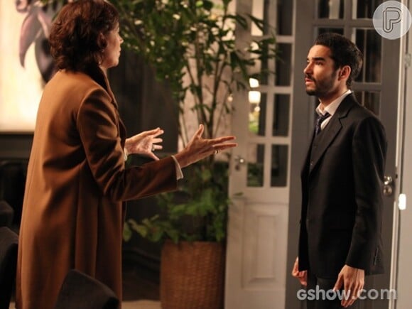 José Pedro (Caio Blat) avisa Maria Marta (Lilia Cabral) que Cristina (Leandra Leal) está na festa da empresa, em 'Império'