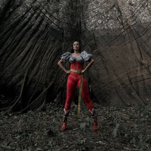 Anitta contou na série que nunca falaram tão mal de seu figurino como criticaram os looks do clipe "Is That For Me", gravado na Floresta Amazônica