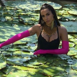 Na série 'Vai Anitta', a cantora conta que ficou frustrada com as críticas do figurino do clipe "Is That For Me"