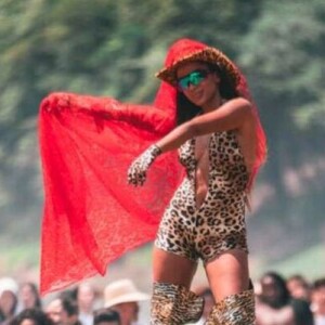 "Is That For Me" foi gravado na Floresta Amazônica, e Anitta conta que ficou mal ao ver as críticas do clipe. A stylist responsável que explicou que a proposta era mostrar a beleza de várias culturas pelo Brasil