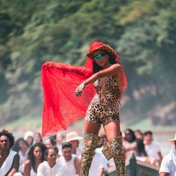 "Is That For Me" foi gravado na Floresta Amazônica, e Anitta conta que ficou mal ao ver as críticas do clipe. A stylist responsável que explicou que a proposta era mostrar a beleza de várias culturas pelo Brasil