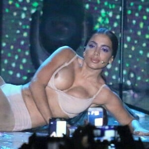 Na série, Anitta conta que chorou depois que parte do figurino deixou um dos seios à mostra durante dança no Prêmio Multishow 2017