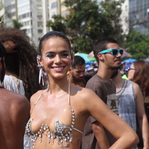 Bruna Marquezine usa top de pedrarias e hot pants, ambos da grife Rosa Chá