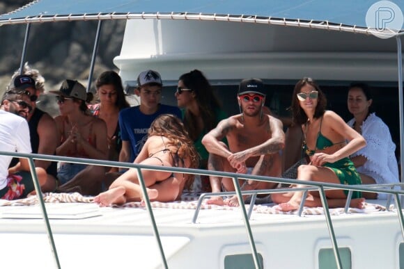 Bruna Marquezine e Neymar curtem passeio de barco após reatarem namoro