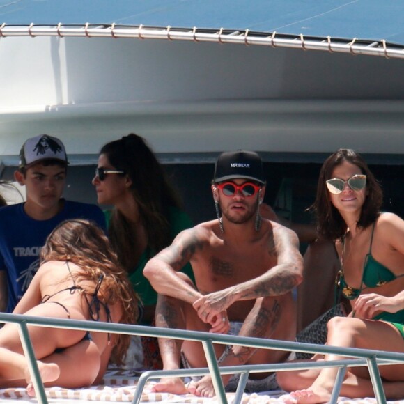 Bruna Marquezine e Neymar curtem passeio de barco após reatarem namoro