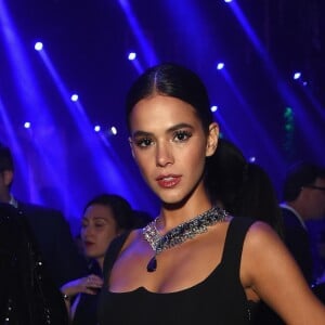 Bruna Marquezine usa colar avaliado em mais de R$ 3 milhões em evento no Festival de Cannes