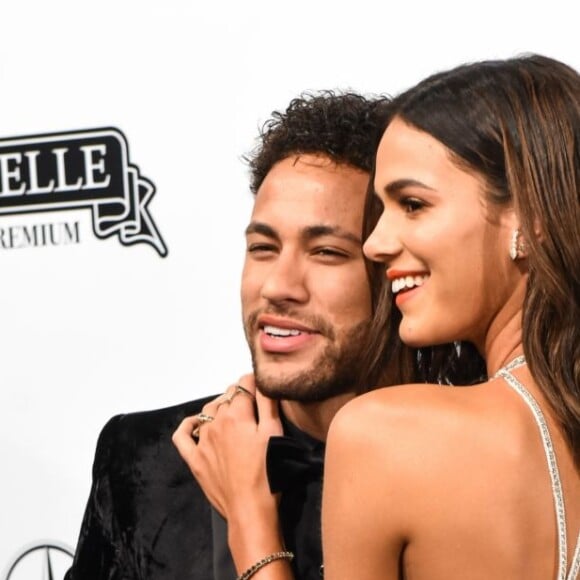 Bruna Marquezine posa com Neymar em evento