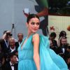 Bruna Marquezine usa vestido degradê em seda da marca Alberta Ferretti de R$ 19 mil na première do filme 'Nasce uma estrela' no Festival de Veneza