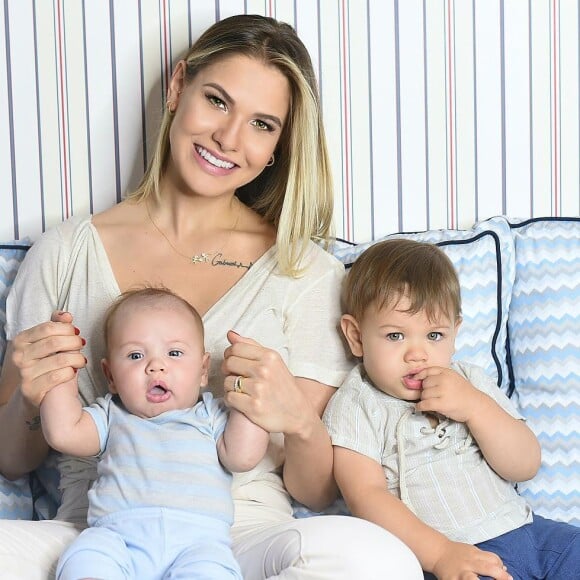 Gabriel e Samuel impressionam por semelhança com Andressa Suita