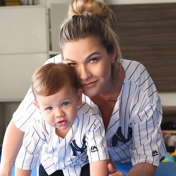 Andressa Suita filma Gabriel imitando cachorro em vídeo, em 28 de novembro de 2018