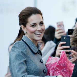 Kate Middleton encerra rumor de inimizade com Meghan Markle ao elogiar gravidez em evento nesta quarta-feira, dia 28 de novembro de 2018
