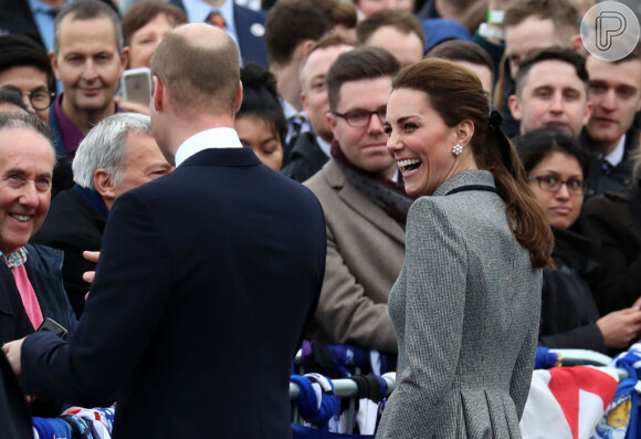 Kate Middleton visitou Leicester, na Inglaterra, com o marido, Príncipe William, e em conversa com moradores locais vibrou pela gravidez de Meghan Markle