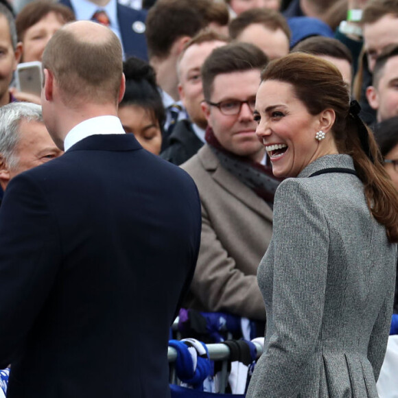 Kate Middleton visitou Leicester, na Inglaterra, com o marido, Príncipe William, e em conversa com moradores locais vibrou pela gravidez de Meghan Markle