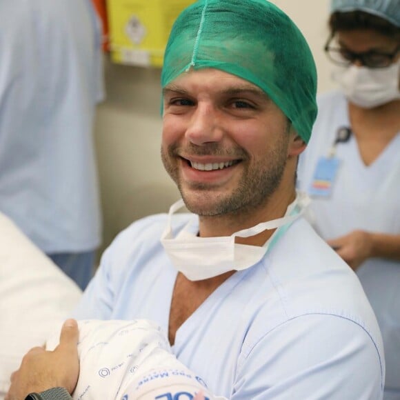 Com Zoe no colo, Duda Nagle elogia Sabrina Sato após parto em foto nesta quinta-feira, dia 29 de novembro de 2018
