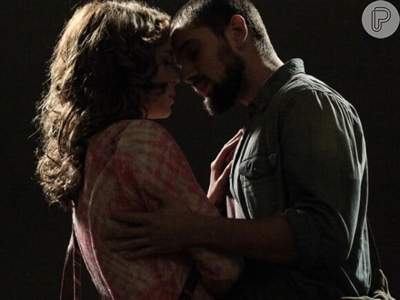 Fernando (Erom Cordeiro) flagra Cristina (Leandra Leal) beijando Vicente (Rafael Cardoso) e se descontrola, em 'Império'