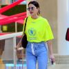 Bruna Marquezine apostou em jeans, salto fino e chamou atenção ao embarcar de t-shirt neon da grife espanhola Balenciada, de aproximadamente R$ 3 mil no Brasil