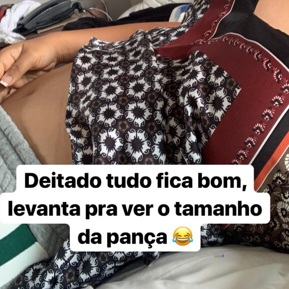 Na cama, Simone deixou barriga à mostra e brincou: 'Deitado tudo fica bom, levanta para ver o tamanho da pança'