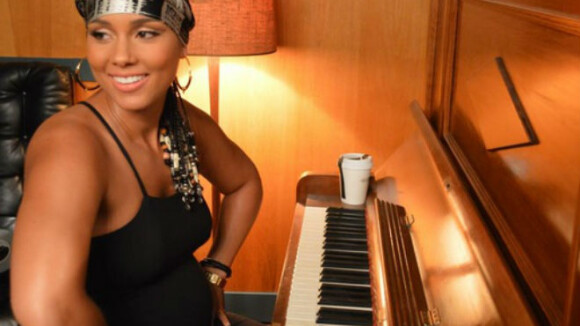 Cantora Alicia Keys mostra barriga discreta da segunda gravidez