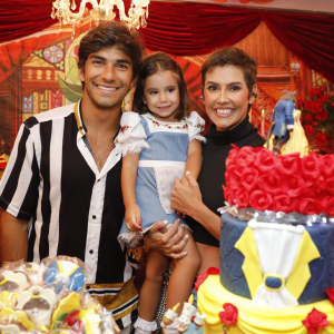 Deborah Secco faz festa para comemorar o aniversário de 3 anos da filha, Maria Flor