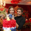 Deborah Secco se diverte com a filha, Maria Flor, no aniversário de 3 anos da menina