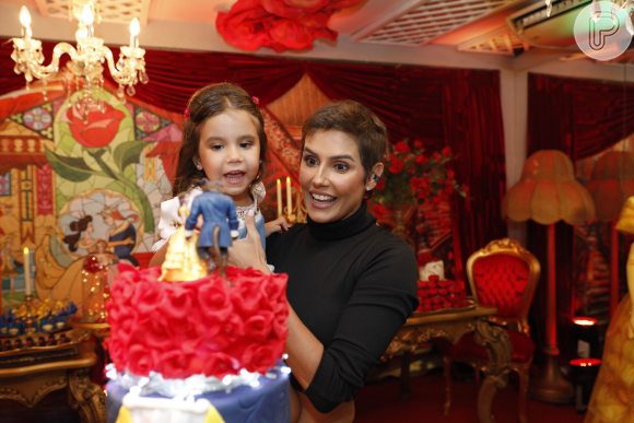 Deborah Secco se diverte com a filha, Maria Flor, no aniversário de 3 anos da menina