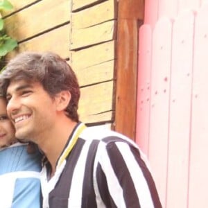 Deborah Secco e Hugo Moura posam para fotos com Maria Flor