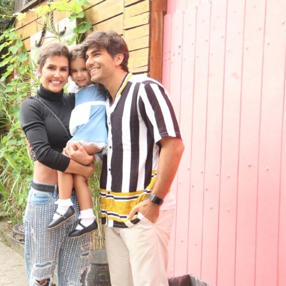 Deborah Secco e Hugo Moura posam para fotos com Maria Flor