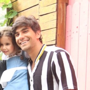 Deborah Secco comemora aniversário da filha, Maria Flor, ao lado do marido, Hugo Moura