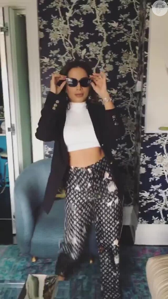 Vídeo: Anitta usa calça pijama Louis Vuitton para live show