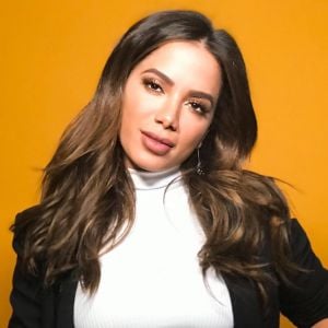 Anitta usa calça pijama grifada em entrevista em Nova York