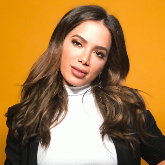 Anitta usa calça pijama grifada em entrevista em Nova York