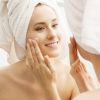 Monte um spa em casa: dermatologistas indicam produtos como esfoliante, tônico, água termal e hidratante