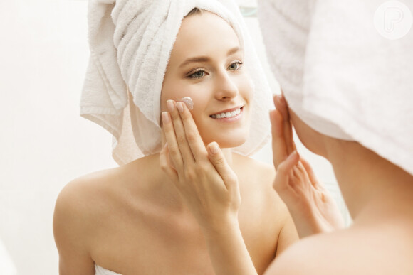 Monte um spa em casa: dermatologistas indicam produtos como esfoliante, tônico, água termal e hidratante