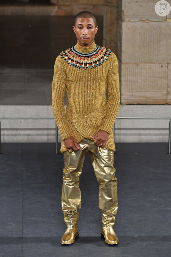 Desfile da Chanel rolou em 4 de dezembro de 2018 no Met Museum, em Nova York. em estilo egípcio, Pharrel foi uma das estrelas do show