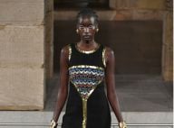 Jeans e muito dourado no desfile da Chanel em Nova York