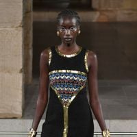 Jeans e muito dourado no desfile da Chanel em Nova York