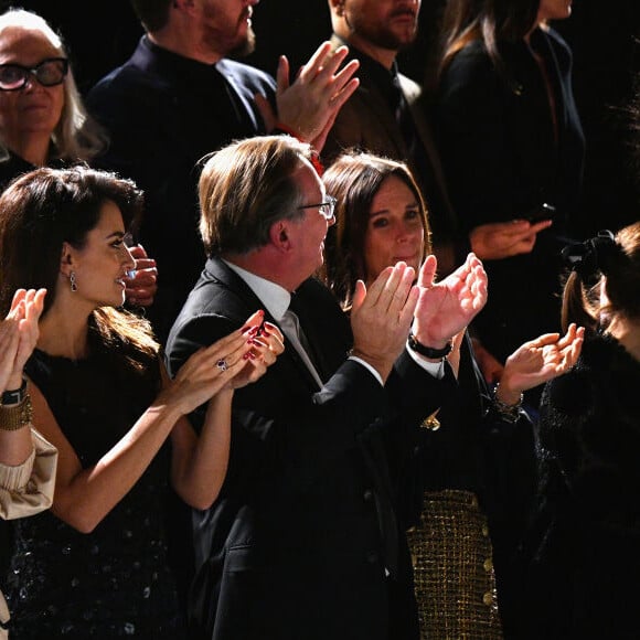 Famosas como Marion Cotillard, Penelope Cruz, Sofia Coppola, além de Blake Lively e Margot Robbie foram prestigiar o desfile da Chanel