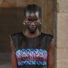 A modelo afriacana Adut Akech na passarela da marca