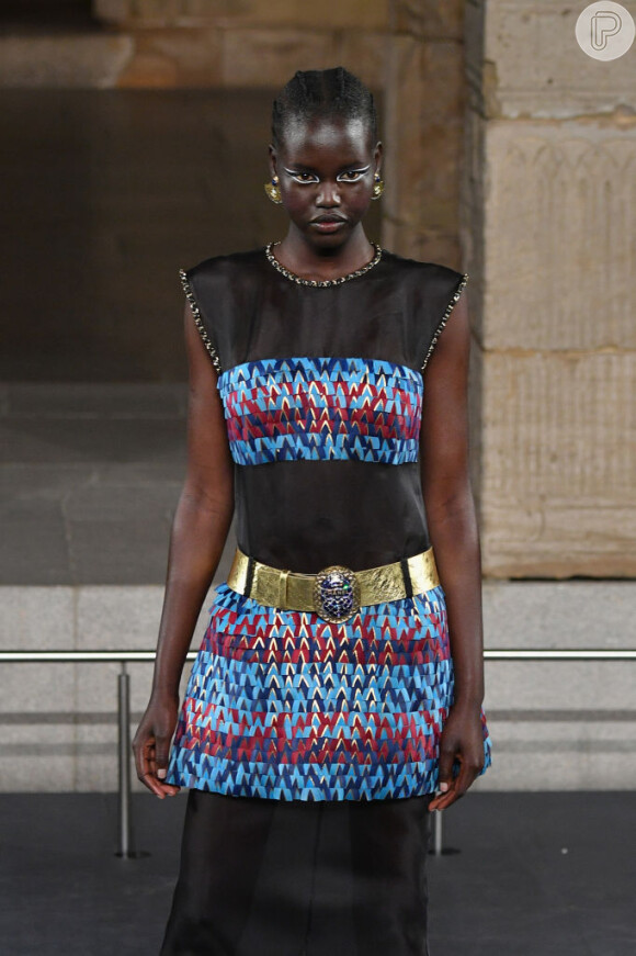 A modelo afriacana Adut Akech na passarela da marca