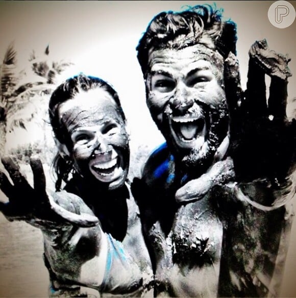 Vanessa Loes e Thiago Lacerda se divertiram muito durante um banho de lama e publicaram o registro no Instagram nesta quarta-feira, 10 de setembro de 2014