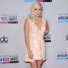 Ke$ha posa para foto no 40º American Music Awards em Los Angeles, EUA. A cantora, geralmente extravagante, opta por vestido sóbrio