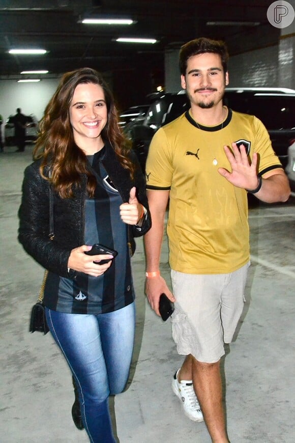Juliana Paiva e Nicolas Prattes estão sempre sendo vistos juntos em shows, eventos e até mesmo em jogos de futebol