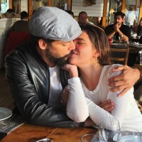 Cauã Reymond e Mariana Goldfarb fazem viagem romântica e se beijam em Portugal