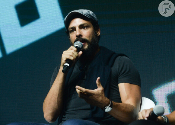 Cauã Reymond comenta drama de personagem na série 'Ilha de Ferro': 'Ser corno não é fácil (risos)'
