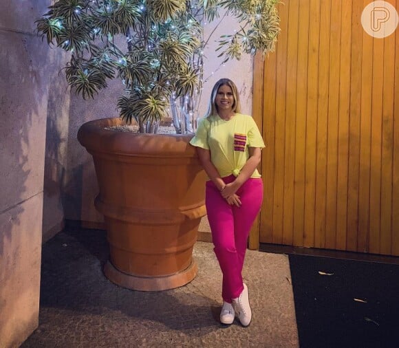 Marília Mendonça mostrou estilo ao usar t-shirt neon e calça pink