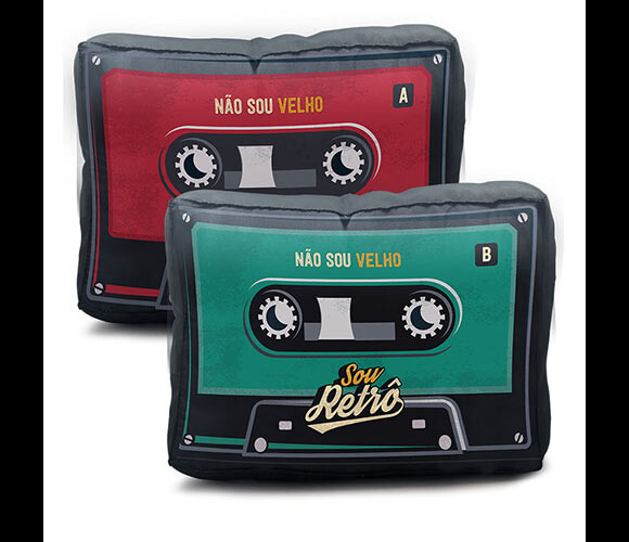 No site Gorila Clube, as almofadas com estampas de fita cassete retrô custam R$ 49,90